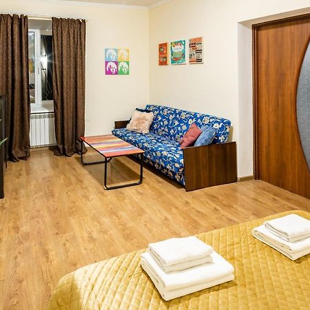 Rainbow Apartment Near Rynok Sq Лвив Екстериор снимка