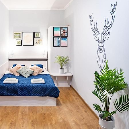 Rainbow Apartment Near Rynok Sq Лвив Екстериор снимка