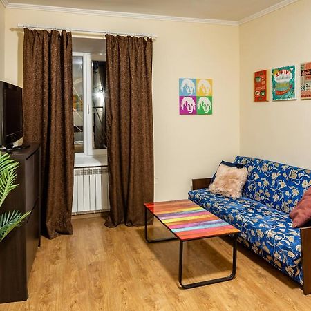 Rainbow Apartment Near Rynok Sq Лвив Екстериор снимка