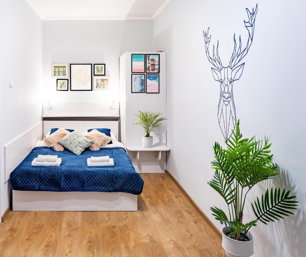 Rainbow Apartment Near Rynok Sq Лвив Екстериор снимка