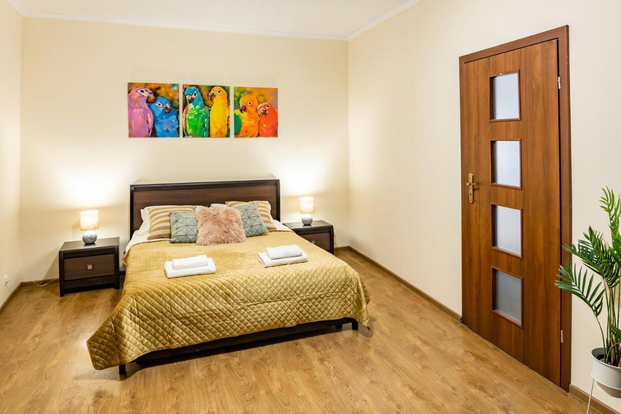 Rainbow Apartment Near Rynok Sq Лвив Екстериор снимка