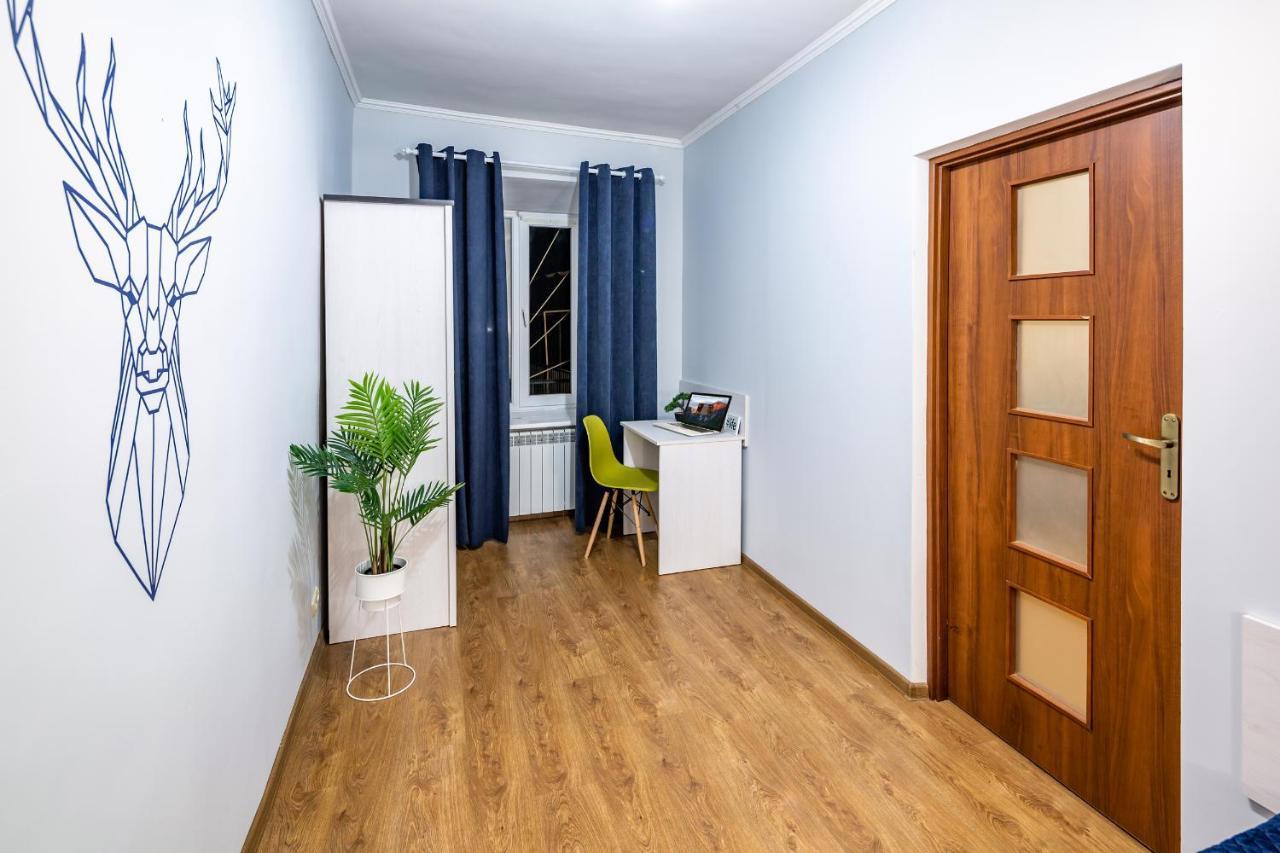 Rainbow Apartment Near Rynok Sq Лвив Екстериор снимка