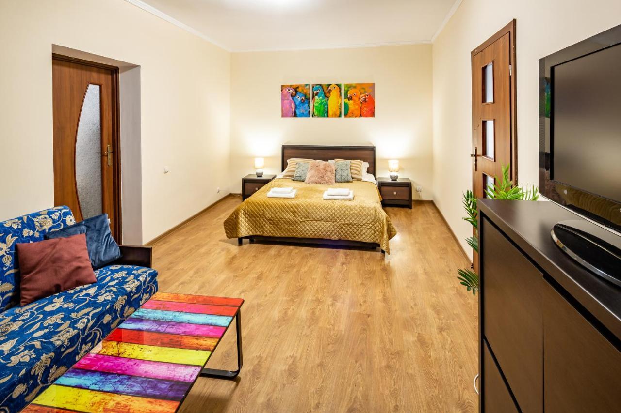 Rainbow Apartment Near Rynok Sq Лвив Екстериор снимка