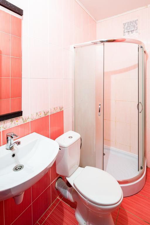 Rainbow Apartment Near Rynok Sq Лвив Екстериор снимка