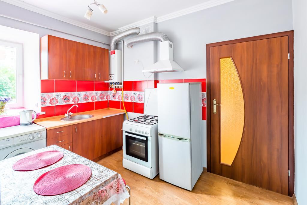 Rainbow Apartment Near Rynok Sq Лвив Екстериор снимка